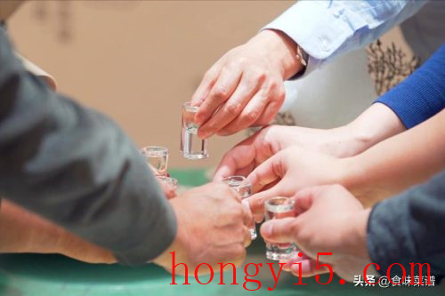 1杯白酒等于几瓶啤酒(一杯53度白酒相当于多少瓶啤酒)插图3