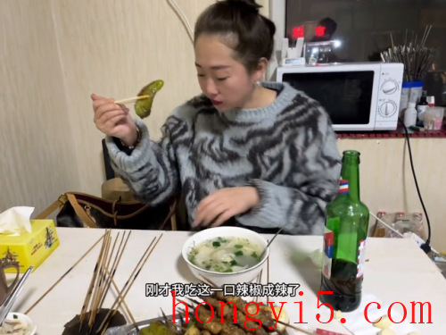 在餐桌上吃饭的时候做(日本美女变成餐桌上的美食)插图