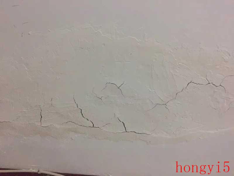 房屋墙面开裂是什么原因（墙面裂缝是什么原因造成的）(图2)