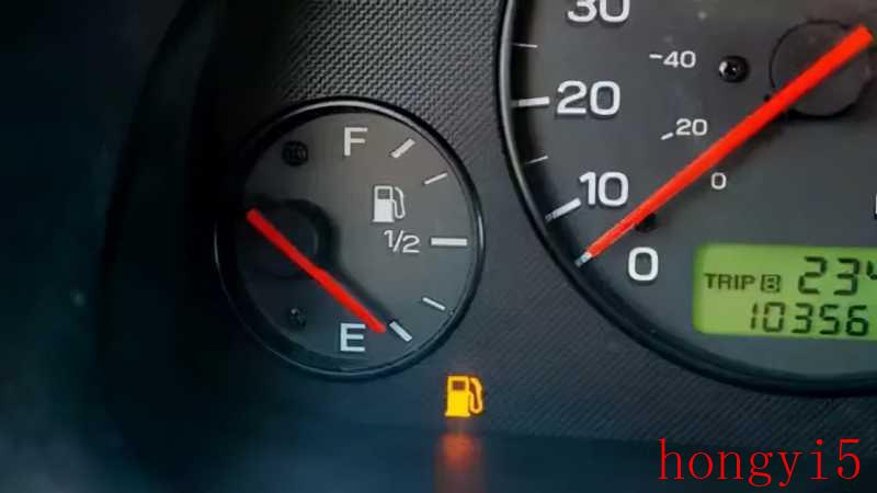 汽车提示低油量还能跑多少公里（汽车油灯亮了还能跑多少公里）(图1)