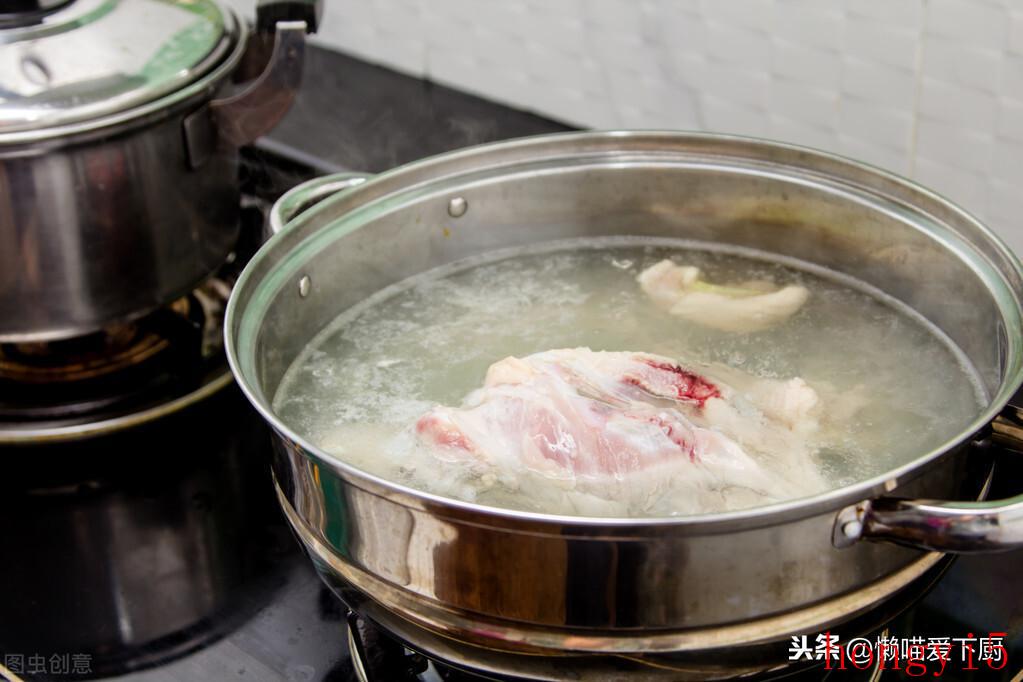 鸡肉焯水是用凉水焯还是用热水焯（焯鸡肉冷水下锅还是热水下锅）(图3)