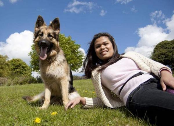 养大型犬的女生很会玩，为何女生喜欢养