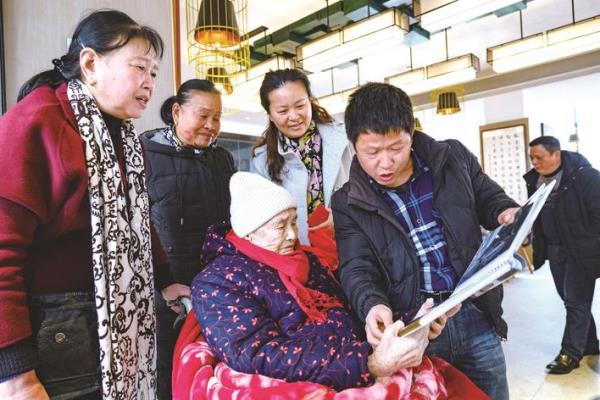 给老人送生日礼物，百岁老人的特殊生日